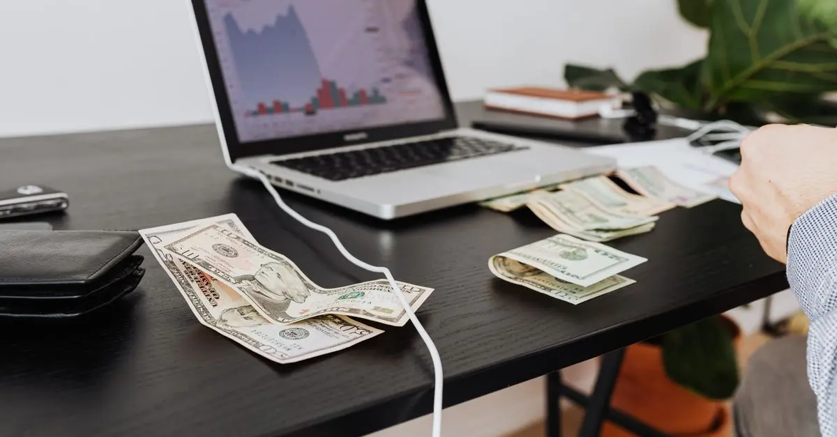 Comparatif : Rachat de Crédit en Ligne vs En Agence